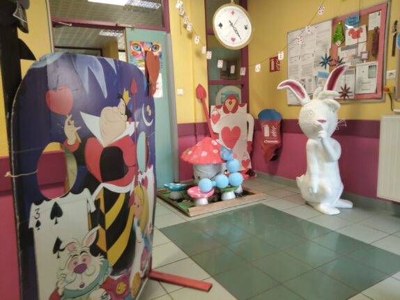 Alice in WonderCaillouxLand